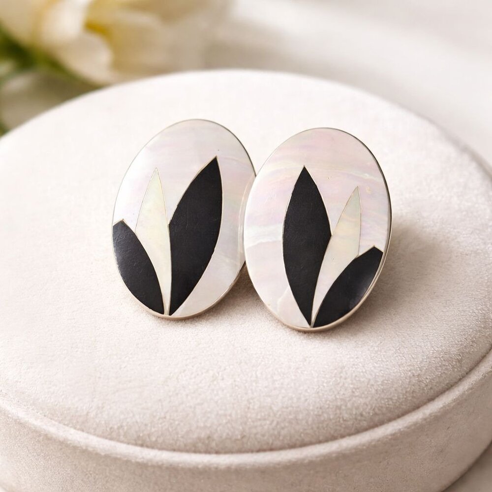 Vintage Mother-Of-Pearl & Black Inlay Oval Clip-On‎ Earrings